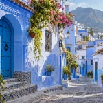 شارع أزرق تقليدي في شفشاون بالمغرب