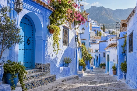 شارع أزرق تقليدي في شفشاون بالمغرب